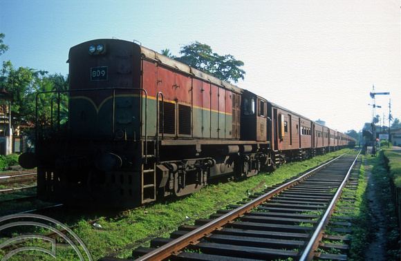 FR0960. M7 No 809 backs onto the 09.15 to Colombo. Matara. Sri Lanka. 14.01.2003