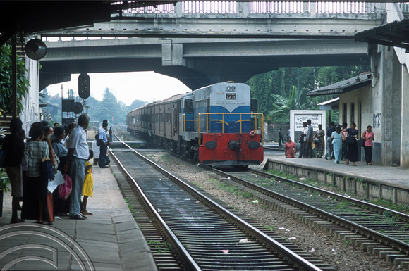 FR1008. M4 No 748. Heads for the country. Dematagoda. Colombo. Sri Lanka. 15.01.2003