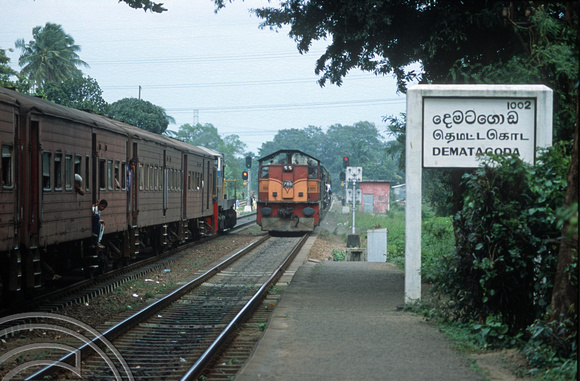 FR1009. M6 No 788 passes M4 No 748. Heads for the country. Dematagoda. Colombo. Sri Lanka. 15.01.2003
