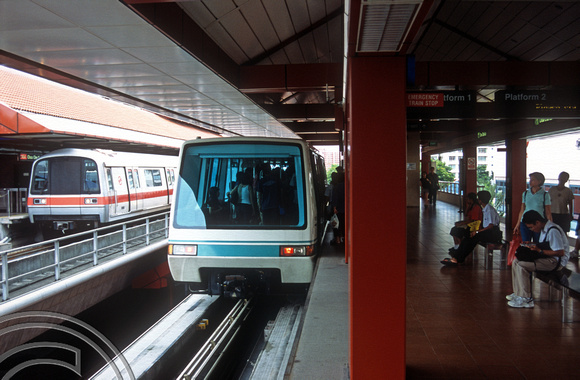 FR1114. MRT trains calls whilst passengers board the LRT. Choa Chu Kang MRT. Singapore. 09.09.2003