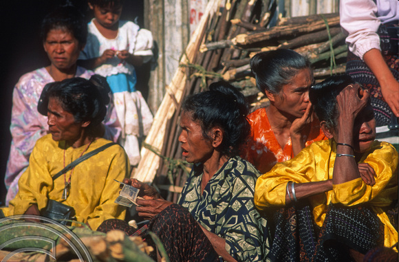 T7826. Women in the market. Moni. Flores. Indonesia. September 1998