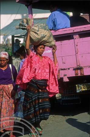T7827. Woman in the market. Moni. Flores. Indonesia. September 1998