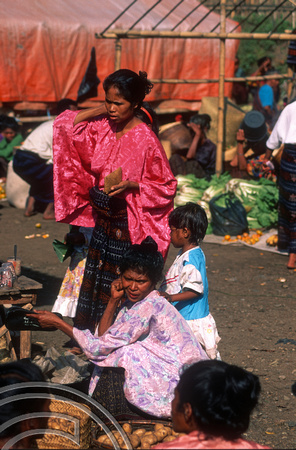 T7829. Women in the market. Moni. Flores. Indonesia. September 1998