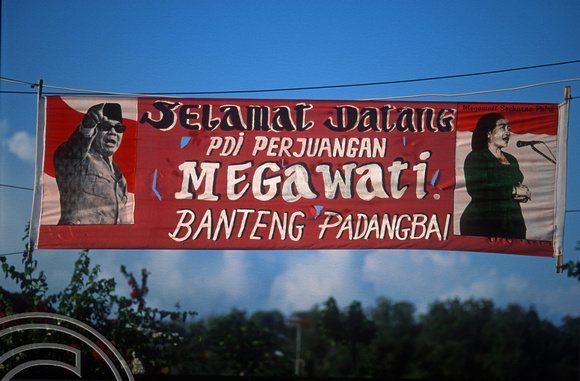 T7892. Banner supporting Megawati. Padangbai. Bali. Indonesia. 3rd October 1998
