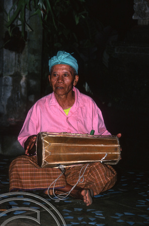 T7902. Drummer at Ketut's Place. Ubud. Bali. Indonesia. 12th October 1998