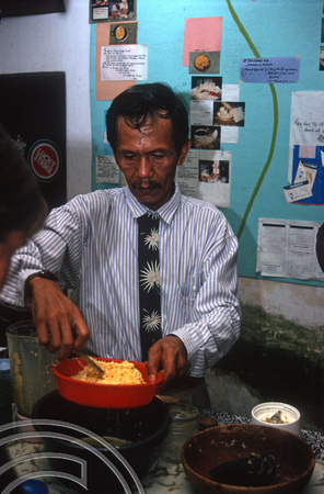 T7910. Djani at his cookery course. Lovina. Bali. Indonesia. 14th October 1998
