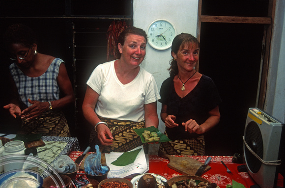 T7918. Alison and Lynn. Djani's cookery course. Lovina. Bali. Indonesia. 14th October 1998