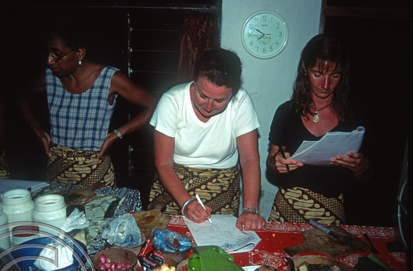 T7925. The girls cooking. Djani's cookery course. Lovina. Bali. Indonesia. 14th October 1998