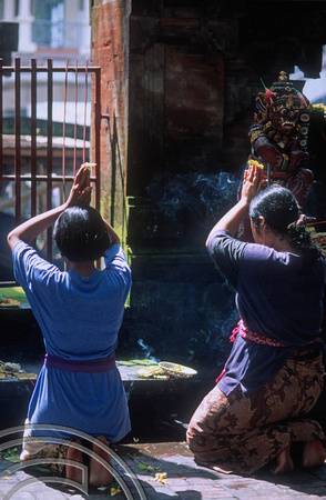 T7969. Woman praying at a shrine. Ubud. Bali. Indonesia. 19th October 1998