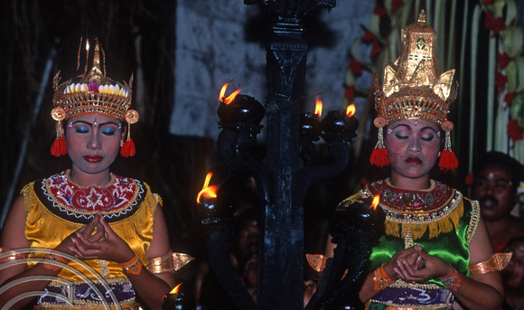 T7985. Balinese dancers. Ubud. Bali. Indonesia. 19th October 1998