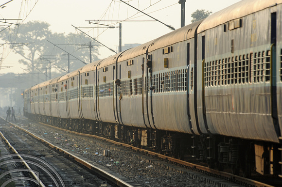 DG70096. Train 3006 Howrah - Amritsar. Lucknow. India. 14.12.10.