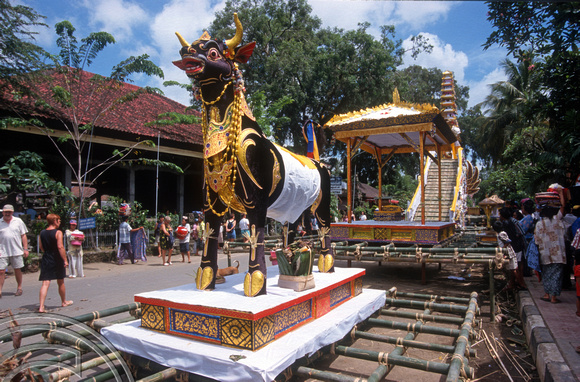 T8049. Cremation statue. Ubud. Bali. Indonesia. 2nd November 1998