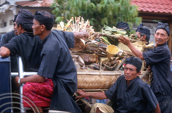 T8054. Cremation ceremony. Ubud. Bali. Indonesia. 2nd November 1998
