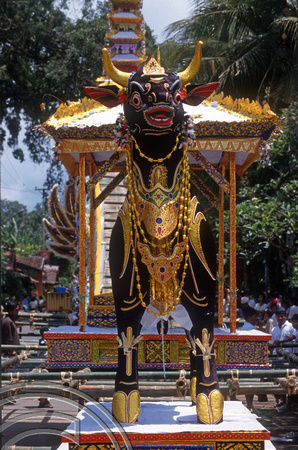 T8057. Cremation statue. Ubud. Bali. Indonesia. 2nd November 1998