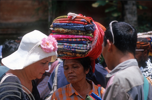 T8064. Selling Sarongs to tourists. Ubud. Bali. Indonesia. 2nd November 1998
