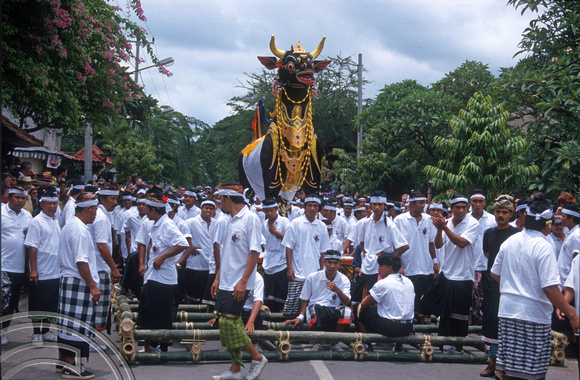 T8069. Carrying the cremation statues. Ubud. Bali. Indonesia. 2nd November 1998