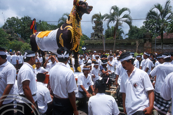 T8072. Carrying the cremation statues. Ubud. Bali. Indonesia. 2nd November 1998