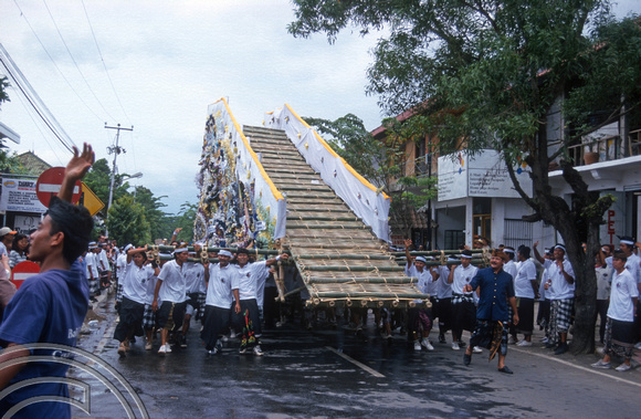 T8076. Carrying the cremation towers. Ubud. Bali. Indonesia. 2nd November 1998