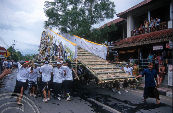 T8077. Carrying the cremation towers. Ubud. Bali. Indonesia. 2nd November 1998