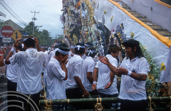 T8080. Carrying the cremation towers. Ubud. Bali. Indonesia. 2nd November 1998