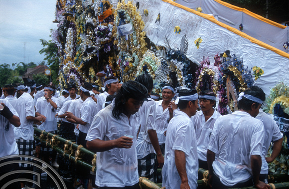 T8081. Carrying the cremation towers. Ubud. Bali. Indonesia. 2nd November 1998