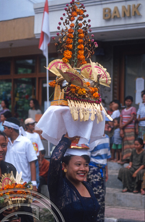 T8083. Carrying offerings at the cremation towers. Ubud. Bali. Indonesia. 2nd November 1998