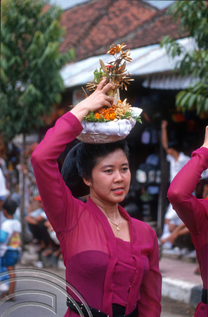 T8086. Carrying offerings at a cremation. Ubud. Bali. Indonesia. 2nd November 1998