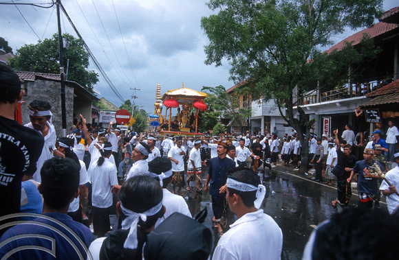 T8087. Carrying the cremation towers. Ubud. Bali. Indonesia. 2nd November 1998