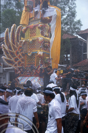 T8091. Carrying a cremation tower. Ubud. Bali. Indonesia. 2nd November 1998