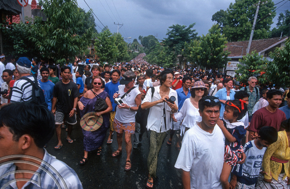 T8092. Crowds at the cremation procession. Ubud. Bali. Indonesia. 2nd November 1998