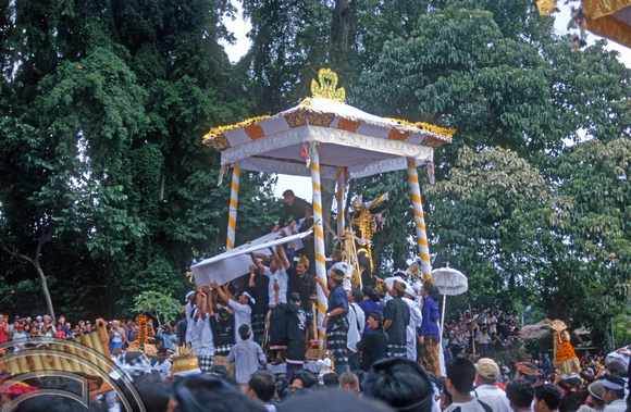 T8095. Moving the corpse. Ubud. Bali. Indonesia. 2nd November 1998