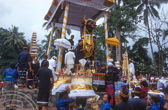 T8096. Moving the corpse. Ubud. Bali. Indonesia. 2nd November 1998