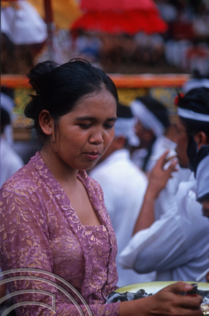 T8115. Handing out gifts to mourners. Ubud. Bali. Indonesia. 2nd November 1998