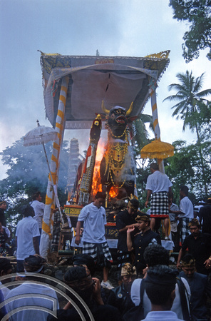 T8120. Burning the statues. Ubud. Bali. Indonesia. 2nd November 1998