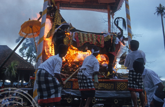 T8124. Burning the statues. Ubud. Bali. Indonesia. 2nd November 1998