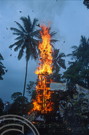 T8128. Burning statues. Ubud. Bali. Indonesia. 2nd November 1998