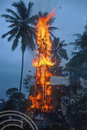T8129. Burning statues at a cremation. Ubud. Bali. Indonesia. 2nd November 1998