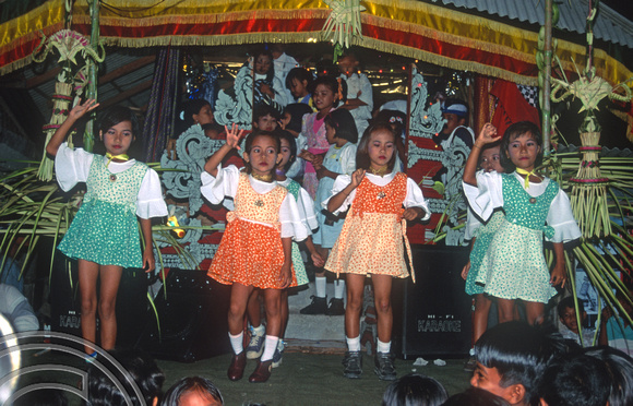 T8131. Village talent contest. Padangbai. Bali. Indonesia. November 1998