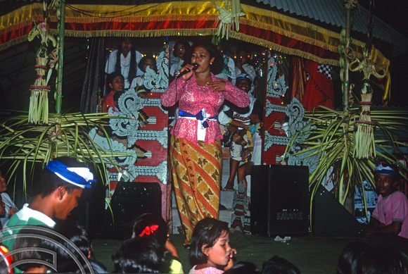 T8136. Village talent contest. Padangbai. Bali. Indonesia. November 1998