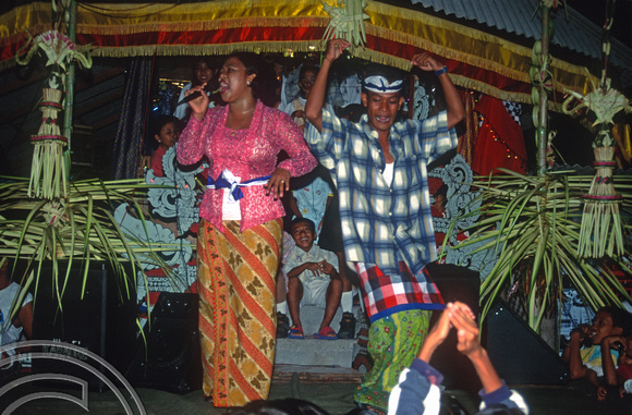 T8137. Village talent contest. Padangbai. Bali. Indonesia. November 1998