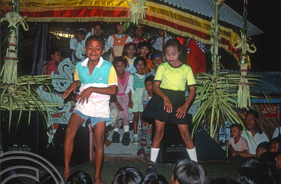 T8139. Village talent contest. Padangbai. Bali. Indonesia. November 1998
