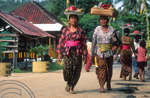 T8143. Women on their way to the temple. Padangbai. Bali. Indonesia. November 1998