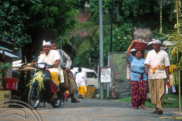 T8145. On their way to the temple. Padangbai. Bali. Indonesia. November 1998