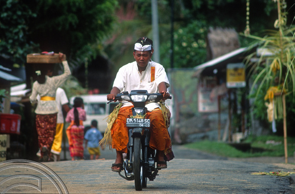 T8146. On their way to the temple. Padangbai. Bali. Indonesia. November 1998