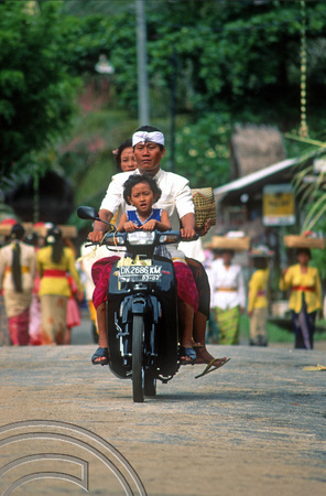 T8148. Family on the way to the temple. Padangbai. Bali. Indonesia. November 1998