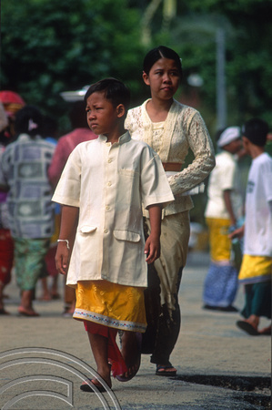 T8150. On the way to the temple. Padangbai. Bali. Indonesia. November 1998
