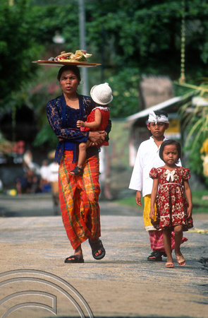 T8152. Family on the way to the temple. Padangbai. Bali. Indonesia. November 1998