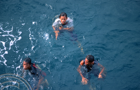 T8169. Teenagers diving for coins. Padangbai. Bali. Indonesia. November 1998