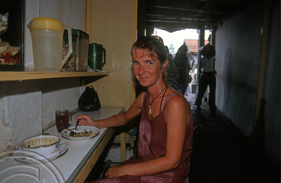 T8217. Lynn eating in one of gangs. Yogyakarta. Java. Indonesia. November 1998