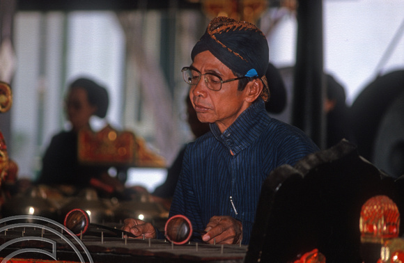 T8231. Gamelan musicians. Sultan's Palace. Yogyakarta. Java. Indonesia. November 1998